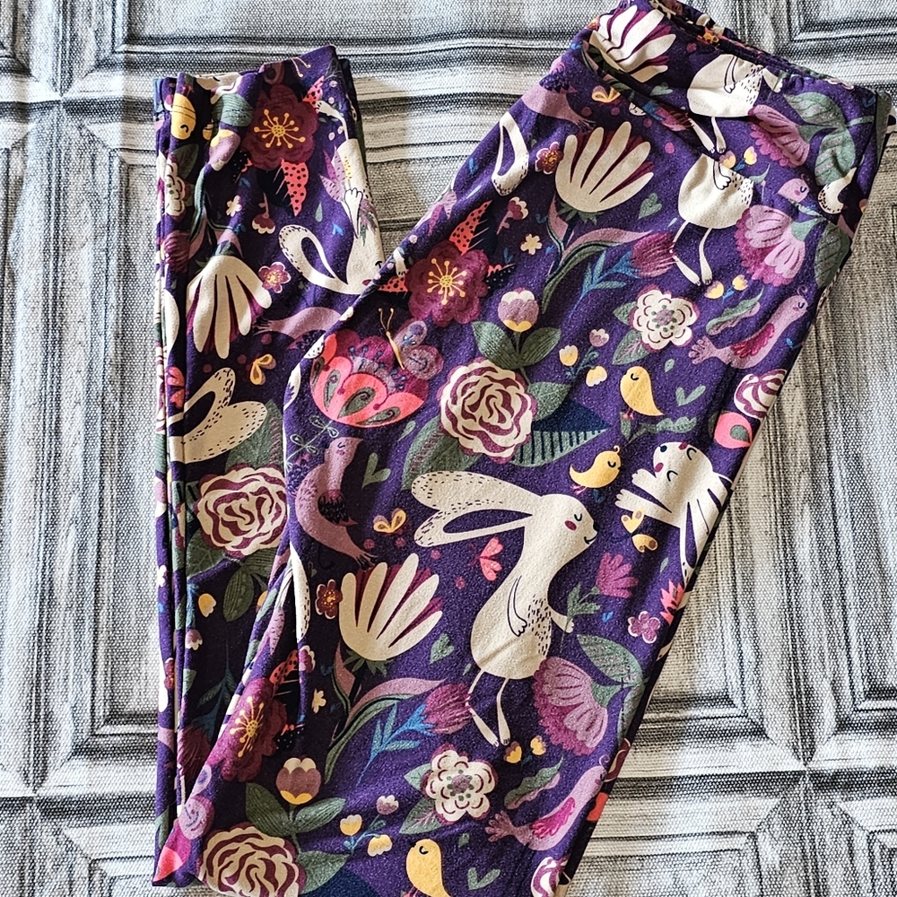 LuLaRoe spring/bunny print - OS